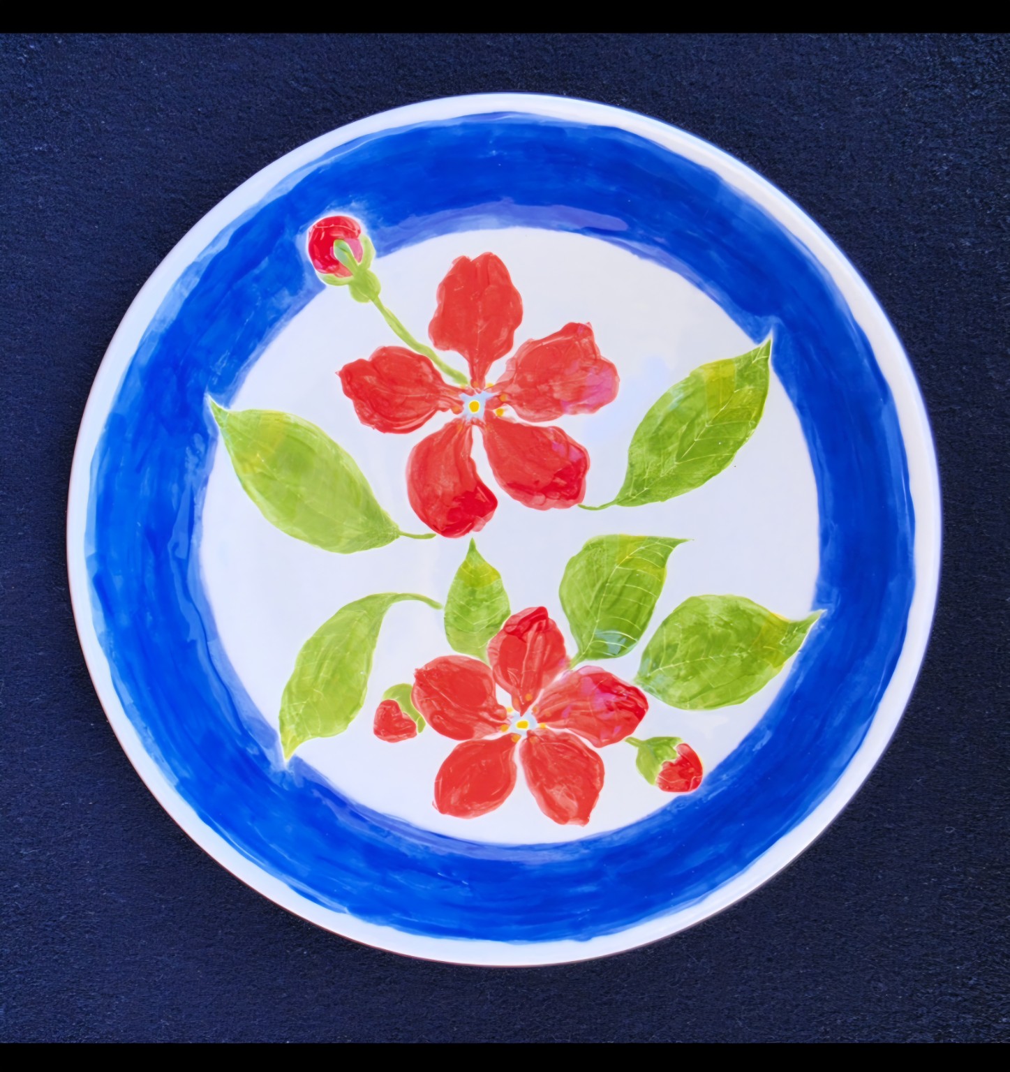 Plato flores con borde azul